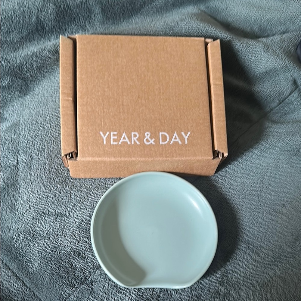 Year & Day Ceramic Spoon rest light blue new